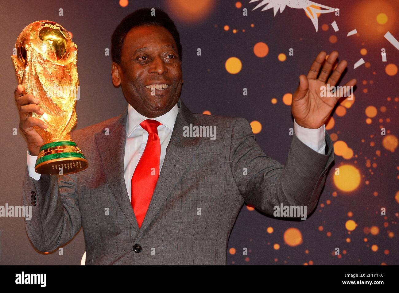Brasile ex giocatore Pele Edson Arantes do Nascimento durante il FIFA World Cup 2014 Trophy Tour il 10 marzo 2014 a Parigi, Francia. Foto Julien Crosnier / KMSP / DPPI Foto Stock