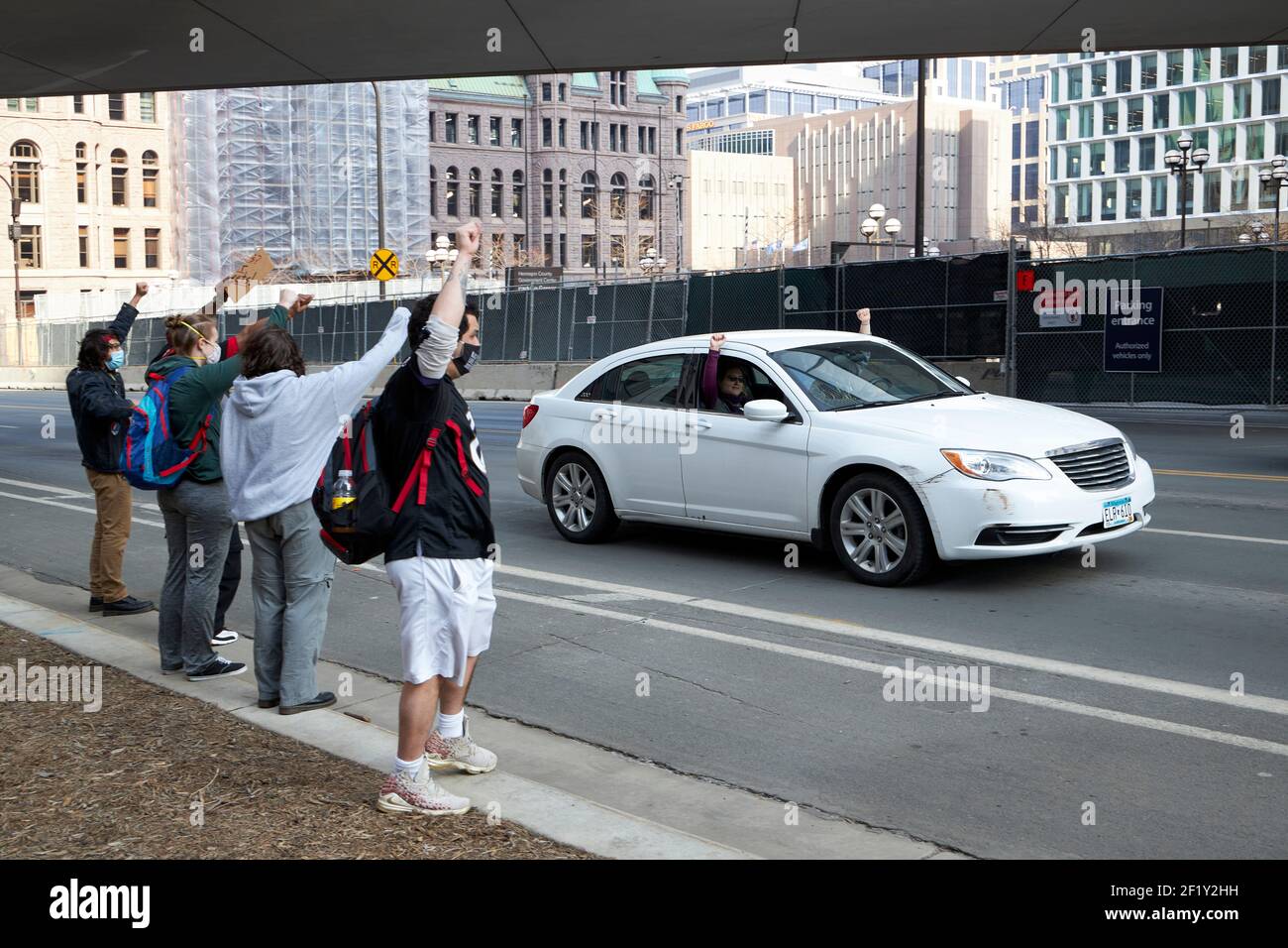 Washington, Stati Uniti. 9 marzo 2021. I manifestanti sono visti fuori dal tribunale della contea di Hennepin a Minneapolis, Minnesota, Stati Uniti, il 9 marzo 2021. La selezione della giuria nel processo dell'ex poliziotto di Minneapolis Derek Chauvin è iniziata martedì sulla morte dell'afroamericano George Floyd, che ha scatenato proteste a livello nazionale e rivolte per la giustizia razziale lo scorso anno. Credit: Matthew McIntosh/Xinhua/Alamy Live News Foto Stock