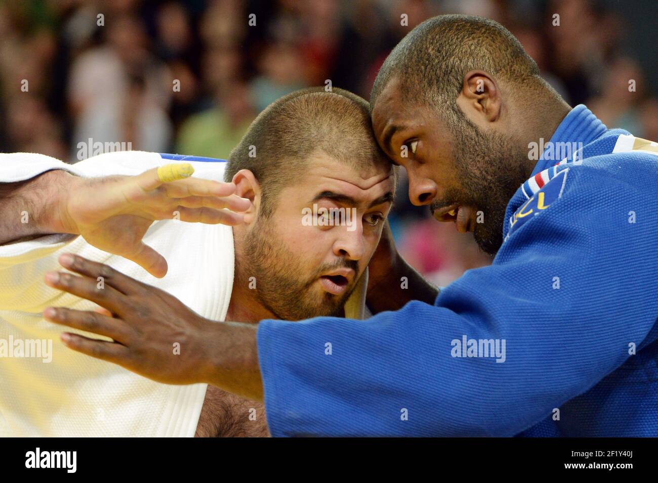 Teddy Riner (+ 100kg) dalla Francia compete contro Adam Okruashvili dalla georgia durante la finale dei Campionati europei, il 26 aprile 2014, presso la Park&Suites Arena di Montpellier, Francia, Teddy Riner prende la medaglia d'oro. Foto Philippe Millereau / KMSP / DPPI Foto Stock