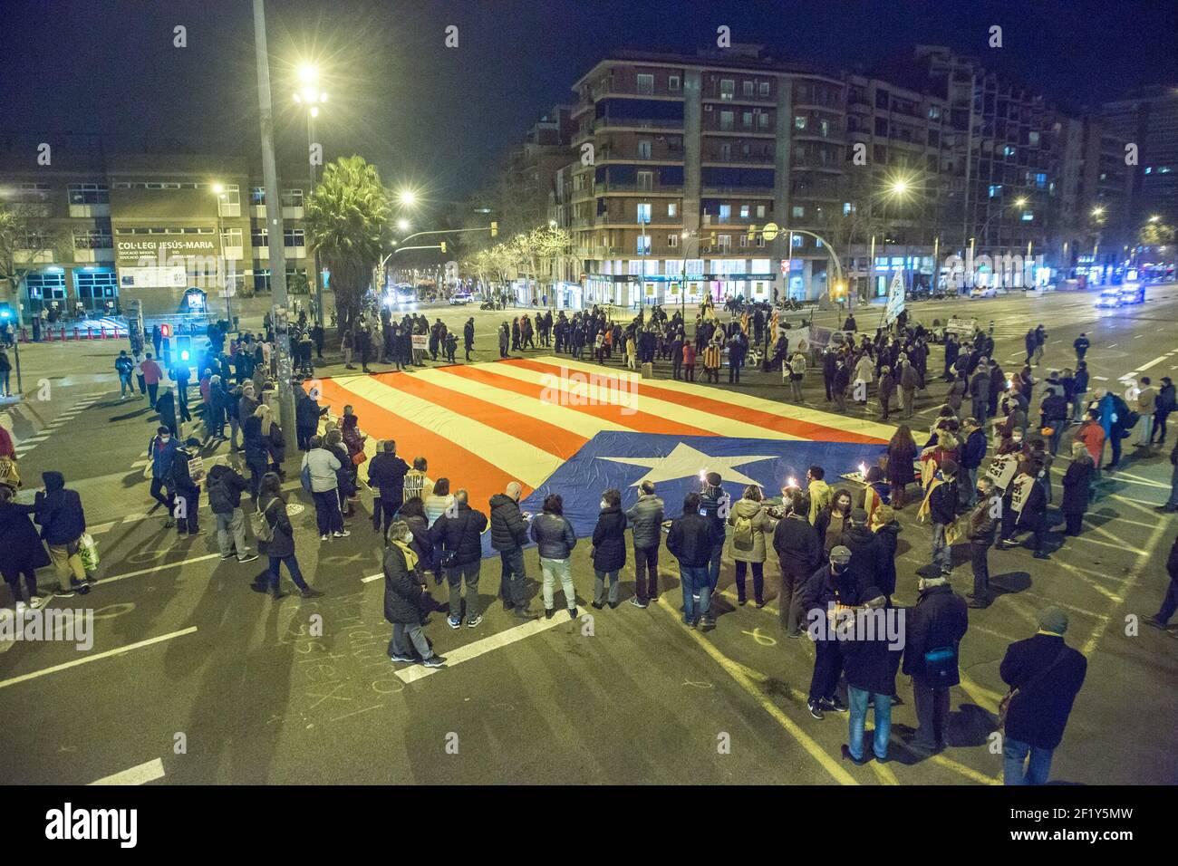 Gigantesca bandiera catalana pro-indipendenza vista nel mezzo di una manifestazione.i gruppi di indipendenza catalani celebrano i 365 giorni di tagli del viale Meridiana, a Barcellona, dove riuniscono quotidianamente prigionieri politici catalani per le manifestazioni di libertà e per l'indipendenza della Catalogna. In quell'occasione hanno anche espresso i risultati della votazione sulla richiesta del Parlamento europeo che ha approvato martedì il ritiro dell'immunità parlamentare dell'ex presidente della Catalogna Carles Puigdemon e degli ex consiglieri toni Comín e Clara Ponsatí. La decisione era ta Foto Stock