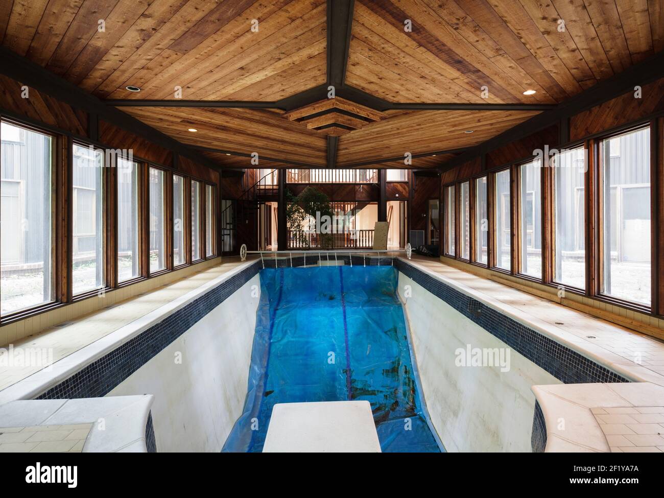 Una piscina interna all'interno di un palazzo abbandonato. Foto Stock