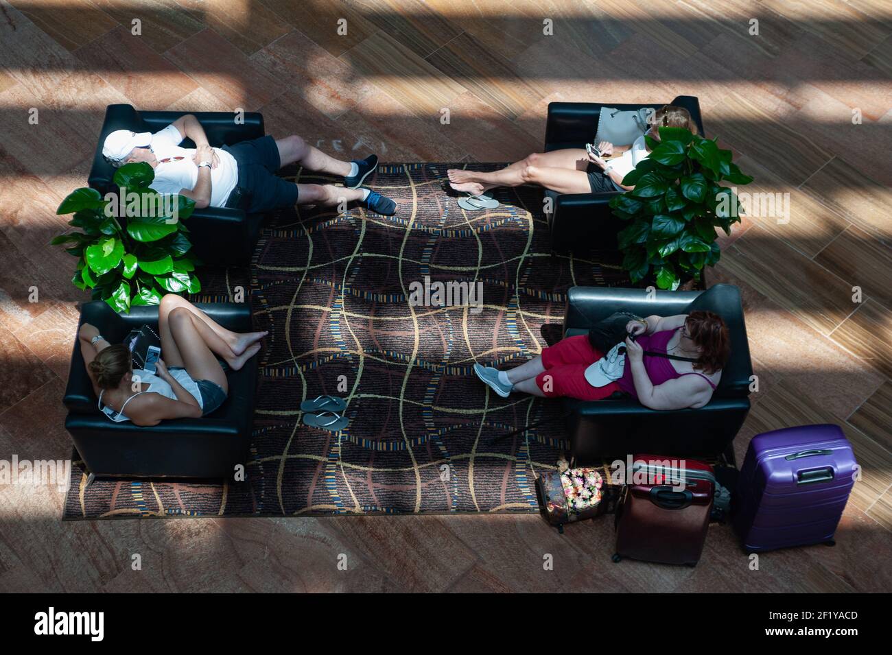 04.04.2018, Singapore, Repubblica di Singapore, Asia - la gente si rilassa in poltrone all'interno del centro commerciale Shoppes at Marina Bay Sands. Foto Stock