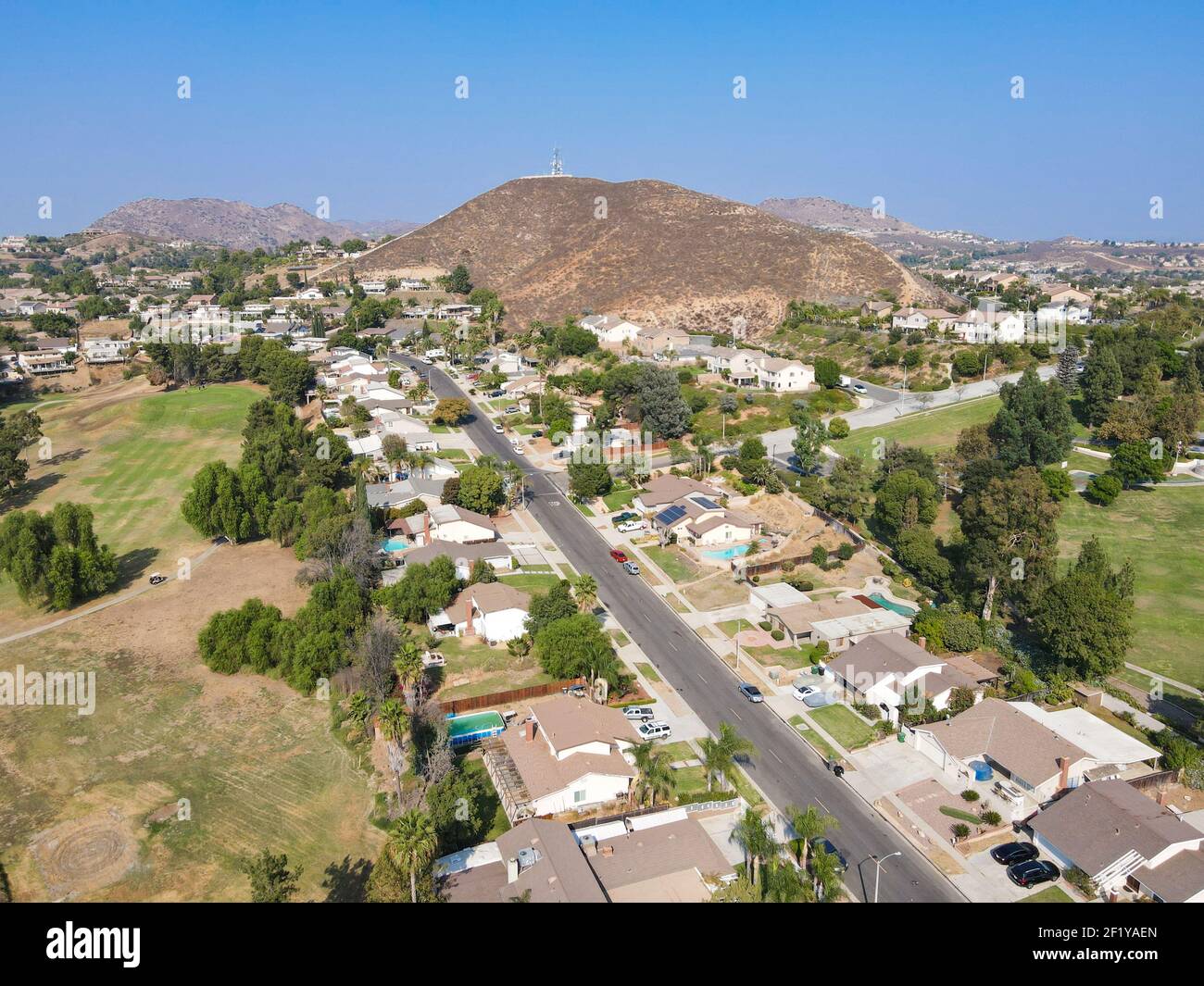 Vista aerea delle case della California del Sud circondate da golf città interna Corona Foto Stock