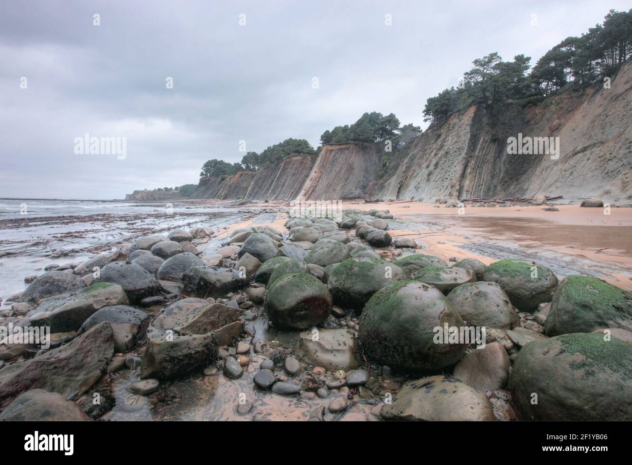 Palla da bowling spiaggia al tramonto, Mendocino County, California Foto Stock