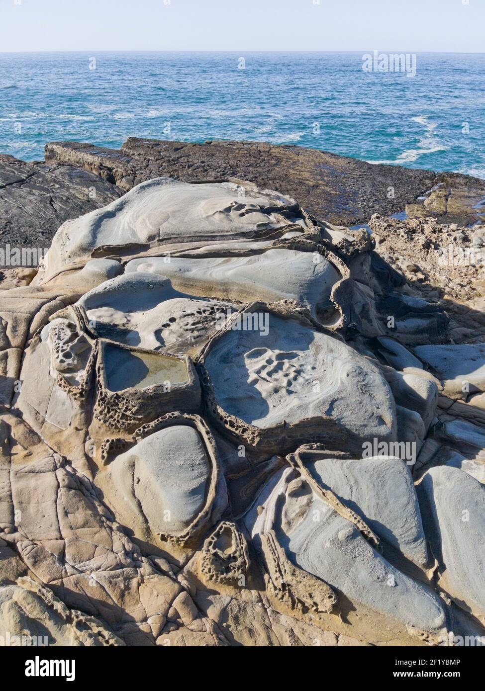 Formazioni rocciose di Tafoni, Salt Point state Park, California settentrionale Foto Stock