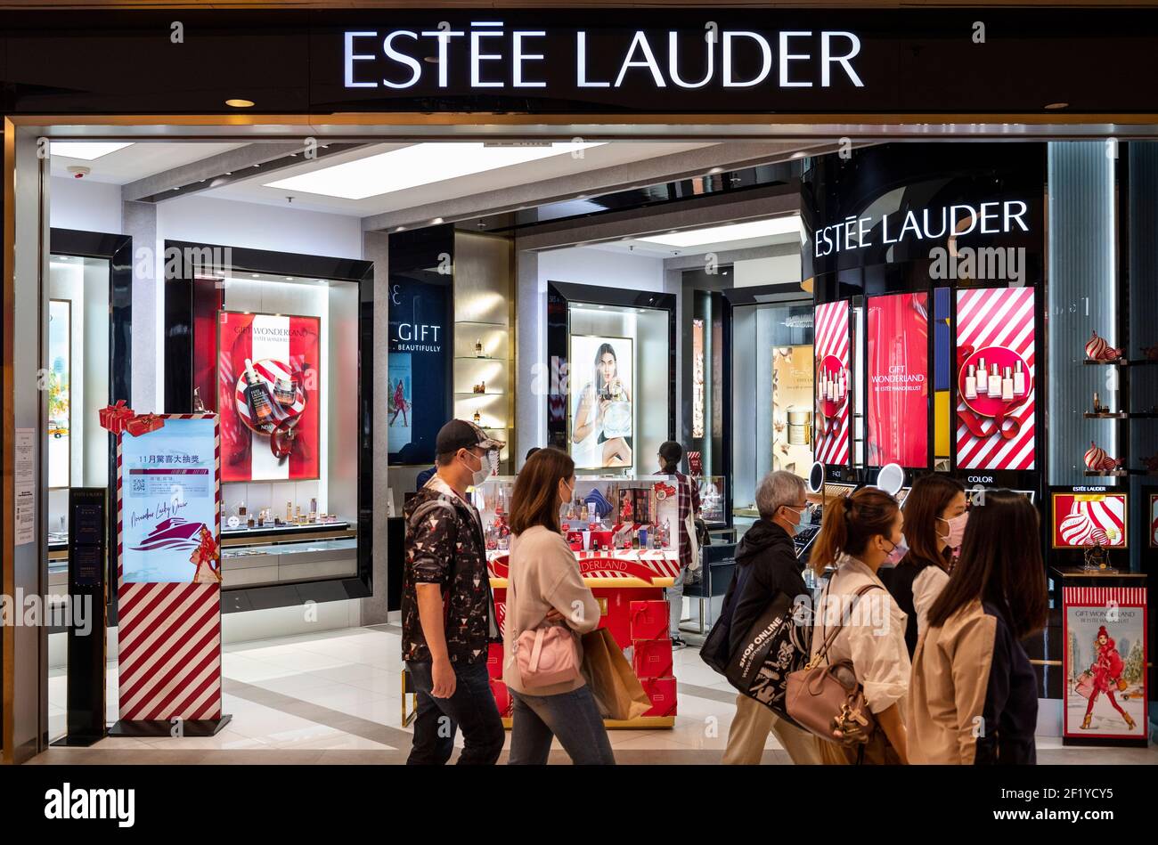 Hong Kong, Cina. 09 marzo 2021. I pedoni passano davanti alla multinazionale americana della pelle, e il marchio di prodotti di bellezza, Estée Lauder (Estee Lauder) logo visto a Hong Kong. Credit: SOPA Images Limited/Alamy Live News Foto Stock