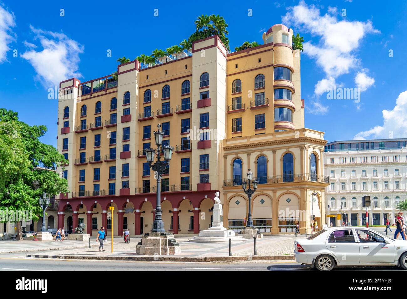 L'Avana Cuba. 25 novembre 2020: Vista esterna del Parque Central Hotel e del ristorante El Paseo, luoghi frequentati dai turisti Foto Stock