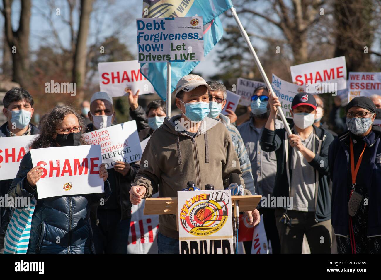 New York City, Stati Uniti. 09 marzo 2021. I tassisti di NYC che protestano a Gracie Mansion dopo che il sindaco di NYC Bill de Blasio ha annunciato il piano di medaglia vergognoso che rimbalza fuori le aziende di hedge fund mentre i tassisti annegano in debito. (Foto di Steve Sanchez/Pacific Press) Credit: Pacific Press Media Production Corp./Alamy Live News Foto Stock