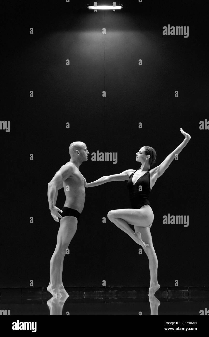 Prima sessione di formazione di Virginie Dedieu con il suo compagno di squadra Benoit Beaufils per la sua rimonta in duo misto sincronizzato nuoto, all'INSEP di Parigi il 18 marzo 2015 - Foto Philippe Millereau / KMSP / DPPI Foto Stock