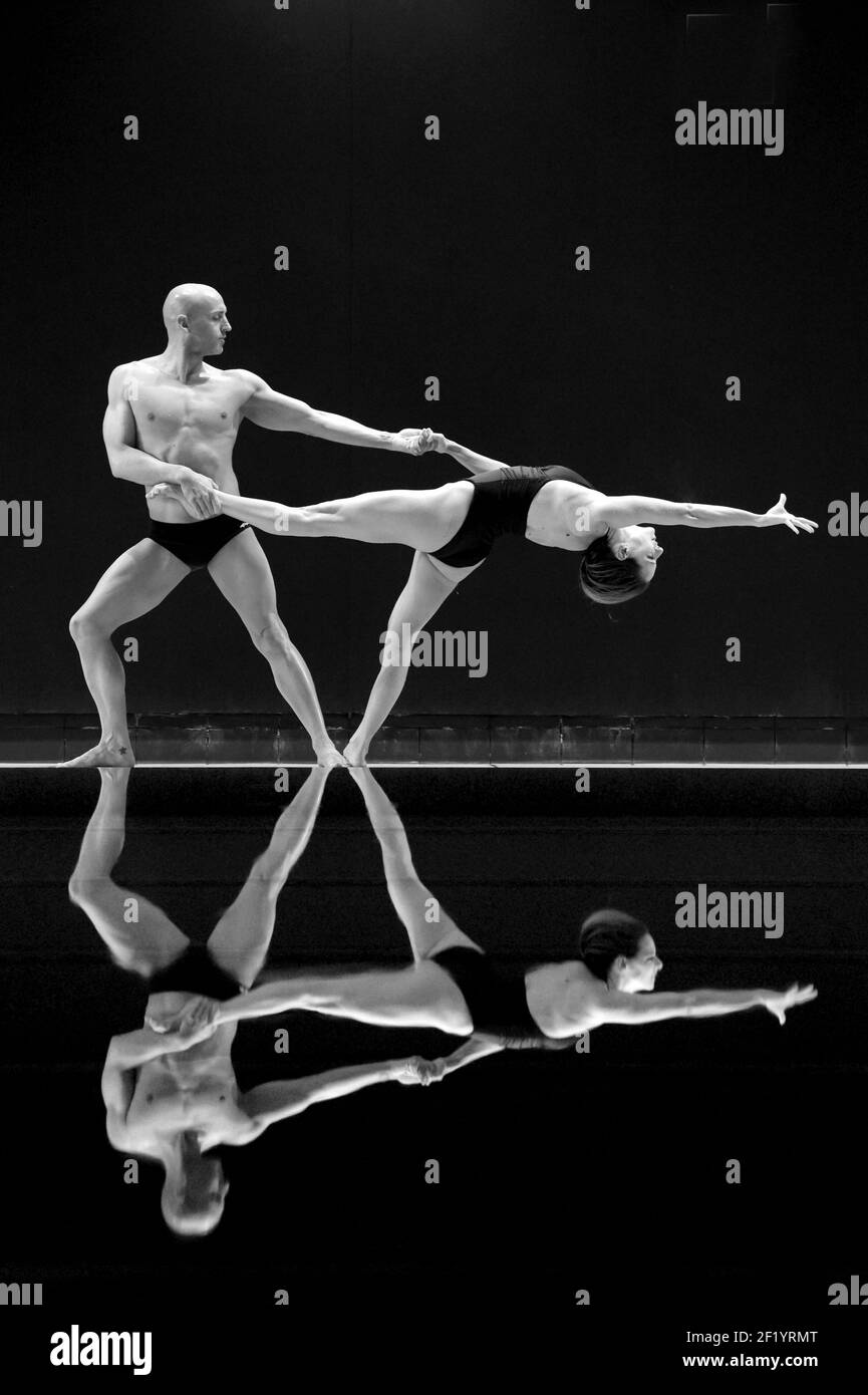 Prima sessione di formazione di Virginie Dedieu con il suo compagno di squadra Benoit Beaufils per la sua rimonta in duo misto sincronizzato nuoto, all'INSEP di Parigi il 18 marzo 2015 - Foto Philippe Millereau / KMSP / DPPI Foto Stock