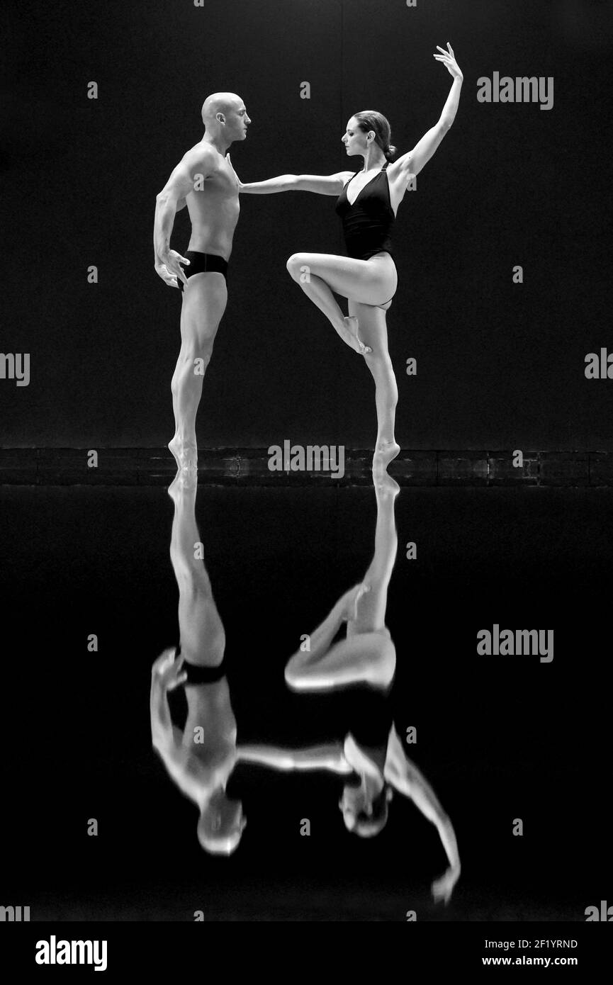 Prima sessione di formazione di Virginie Dedieu con il suo compagno di squadra Benoit Beaufils per la sua rimonta in duo misto sincronizzato nuoto, all'INSEP di Parigi il 18 marzo 2015 - Foto Philippe Millereau / KMSP / DPPI Foto Stock