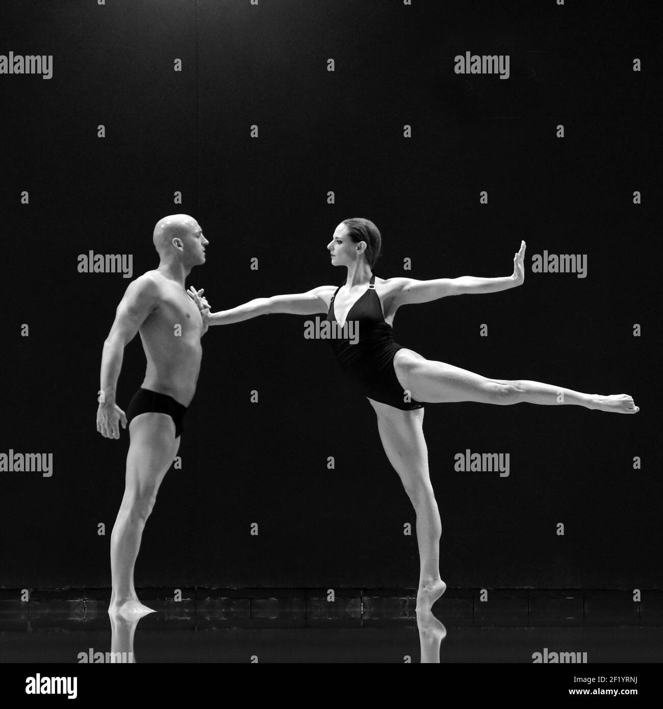 Prima sessione di formazione di Virginie Dedieu con il suo compagno di squadra Benoit Beaufils per la sua rimonta in duo misto sincronizzato nuoto, all'INSEP di Parigi il 18 marzo 2015 - Foto Philippe Millereau / KMSP / DPPI Foto Stock