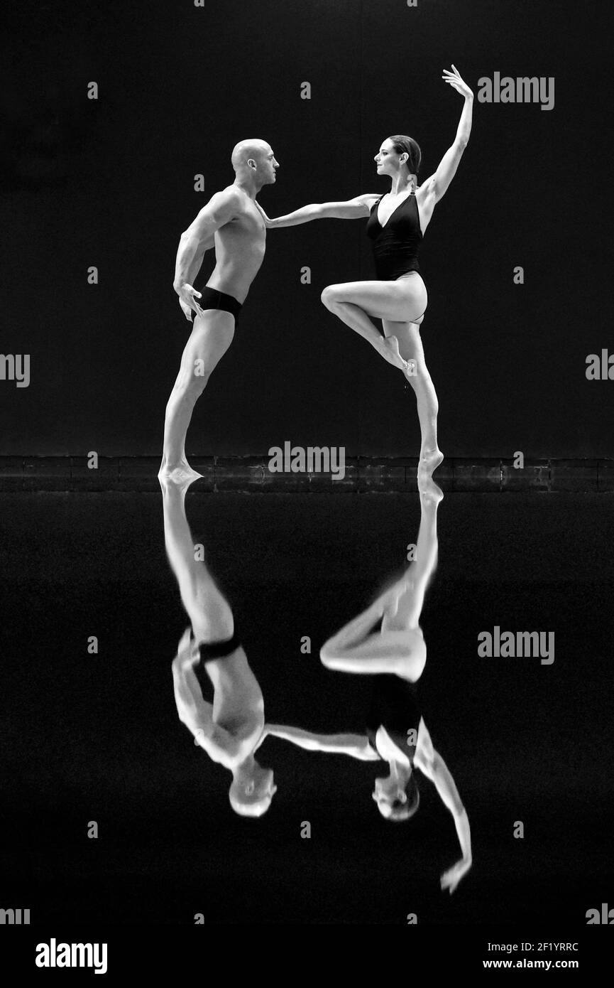 Prima sessione di formazione di Virginie Dedieu con il suo compagno di squadra Benoit Beaufils per la sua rimonta in duo misto sincronizzato nuoto, all'INSEP di Parigi il 18 marzo 2015 - Foto Philippe Millereau / KMSP / DPPI Foto Stock