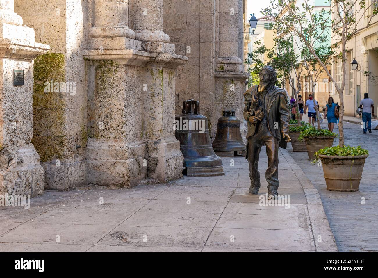 L'Avana Cuba. 25 novembre 2020: Statua di bronzo del Cavaliere di Parigi, a l'Avana Vecchia, di fronte al monastero di San Francisco de Asis Foto Stock
