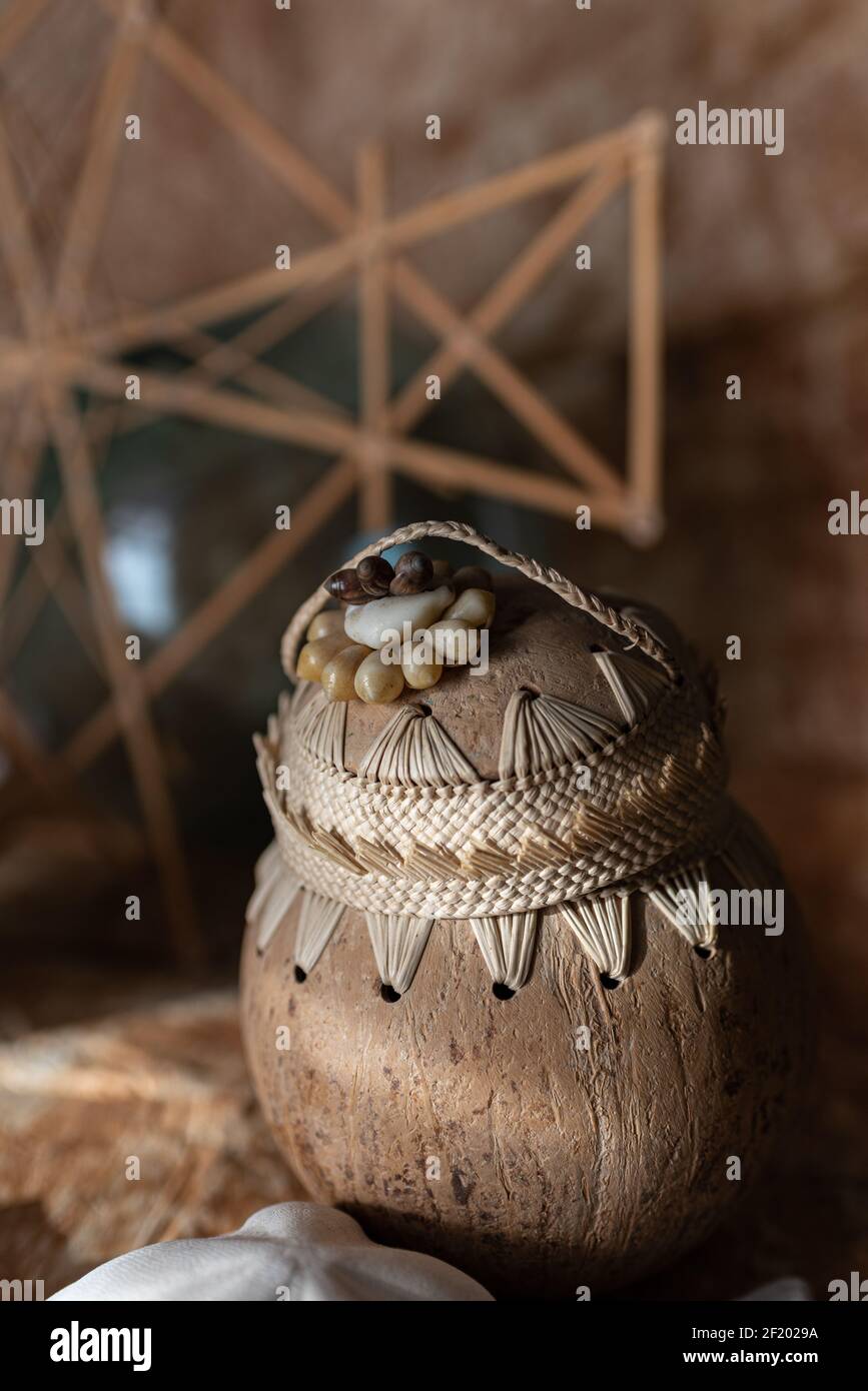 Una collezione di souvenir provenienti da varie isole del Pacifico con l'attenzione sulla borsa di una donna di Tarawa, Repubblica di Kiribati. Foto Stock