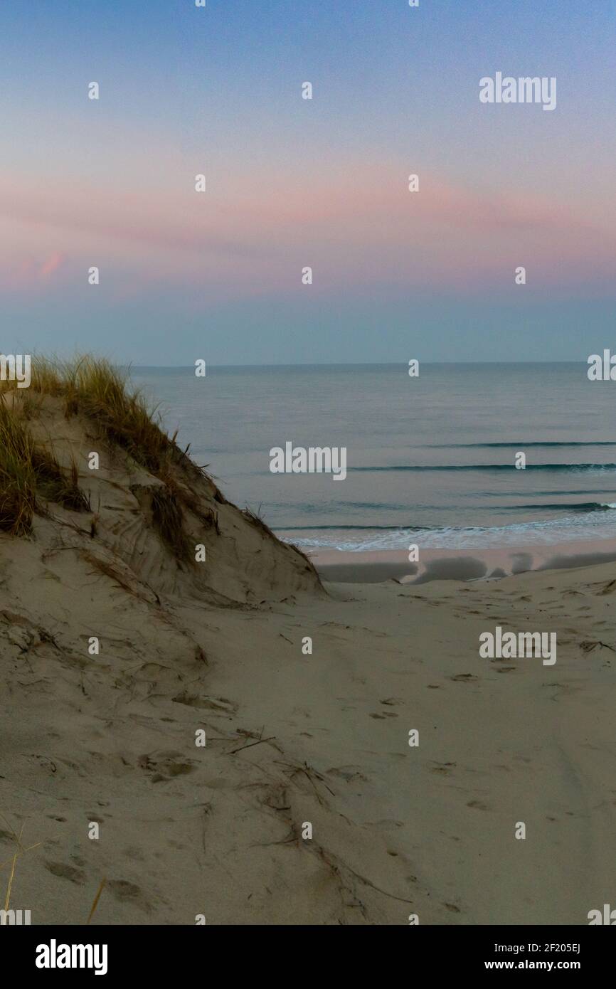 Costa selvaggia e oceano con grandi dune di sabbia all'alba Foto Stock