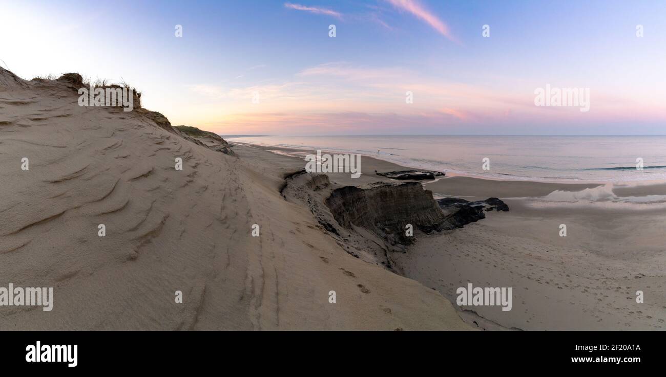 Una costa selvaggia e l'oceano con grandi dune di sabbia a. alba Foto Stock