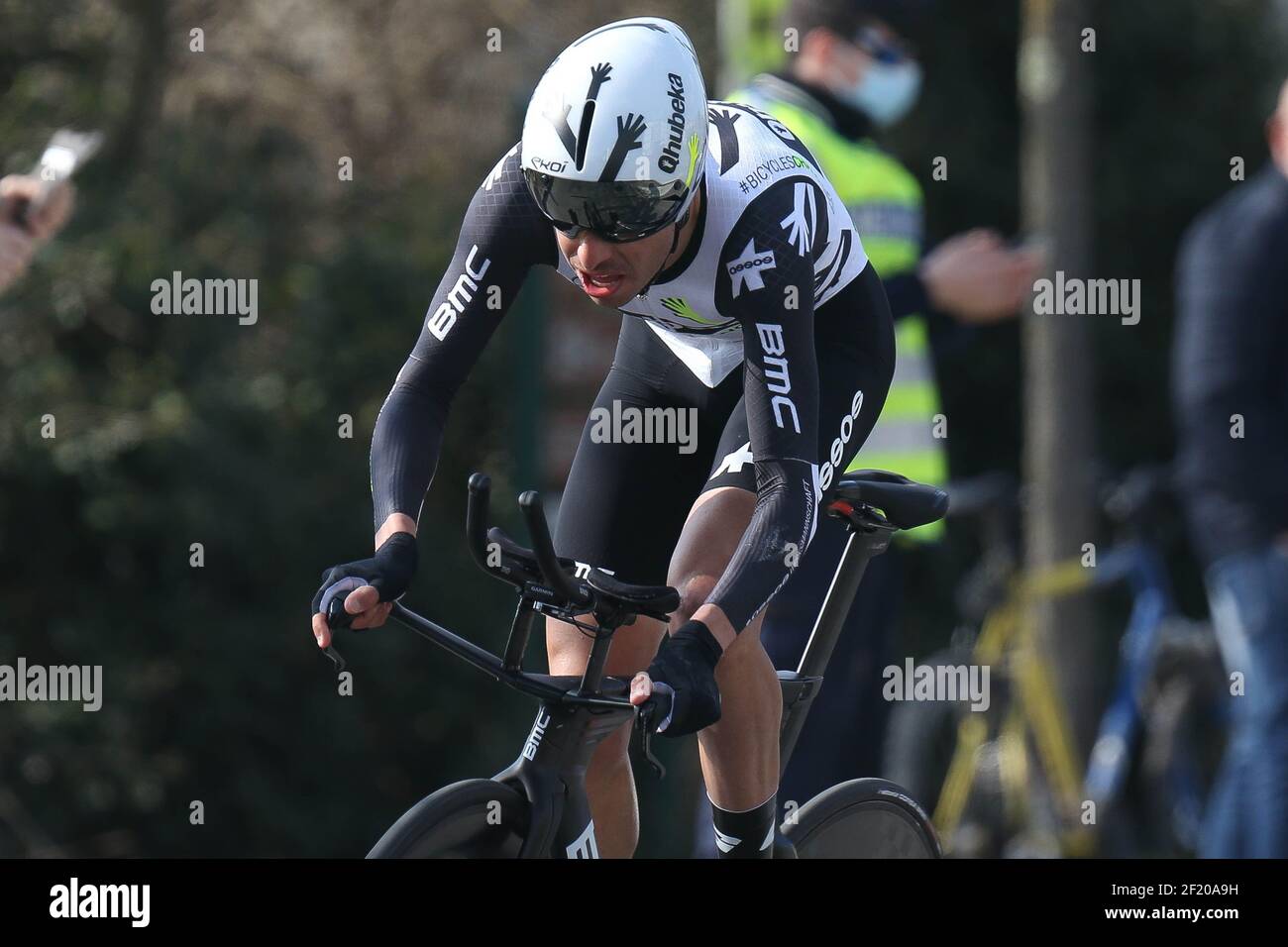 Fabio Aru del Team Qhubeka ASSOS durante la Parigi-Nizza 2021, gara ciclistica fase 3, prova a tempo, Gien - Gien (14,4 km) a Gien, Francia - Foto Laurent Lairys / DPPI Foto Stock