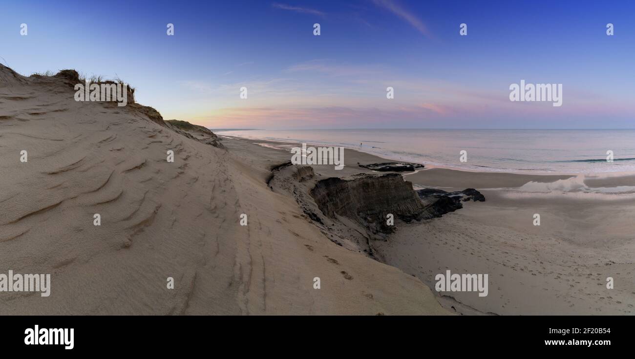 Una costa selvaggia e l'oceano con grandi dune di sabbia a. alba Foto Stock