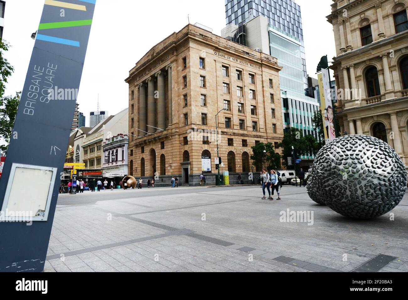 Il vapore di Donna Marcus - sculture a forma di sfera di diverse dimensioni sono sparse in tutta la Reddacliff Place e Brisbane Square, Brisbane, Australia Foto Stock