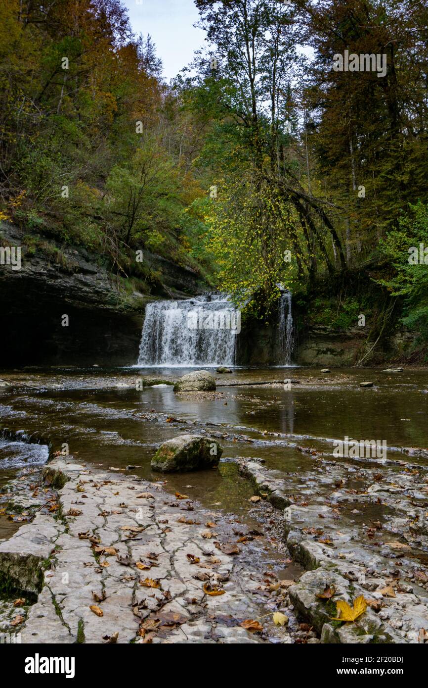 Splendido paesaggio della foresta autunnale con idilliache cascate e scalini del fiume Foto Stock