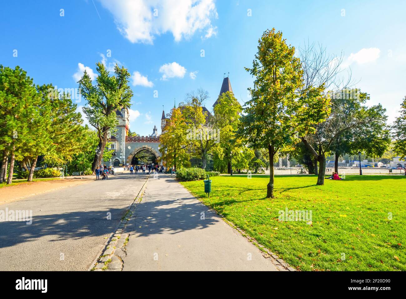 Turisti e ungheresi locali immettere Castello Vajdahunyad nel parco della città di Budapest, Ungheria, costruito nel 1896 come parte della millenaria Fiera. Foto Stock