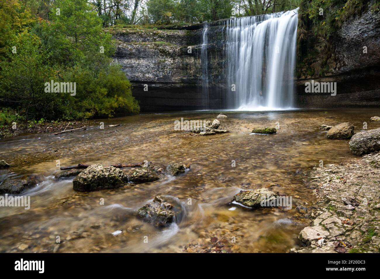 Un bellissimo paesaggio di foresta autunnale con idilliaca cascata e piscina Foto Stock