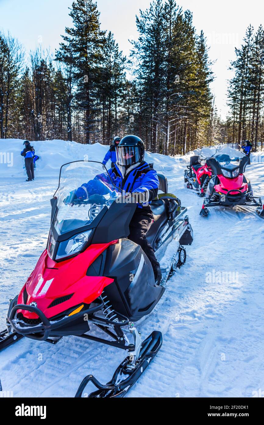 Le motoslitte turistiche si muovono lungo il ghiaccio Foto Stock