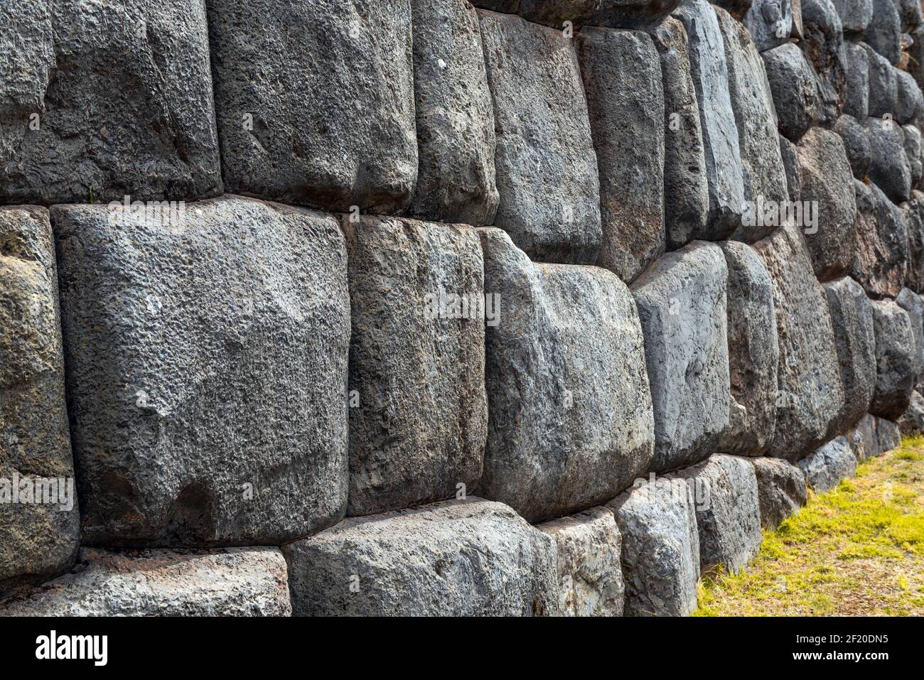 Primo piano di giganteschi blocchi di granito di pietra muraria Inca, Saqsayhuaman, Cusco, Perù. Foto Stock