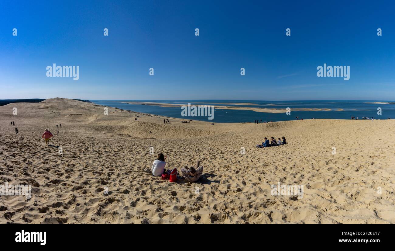 Molti turisti godono di una visita alla duna ladnark de Pilat nel sud-ovest della Francia Foto Stock