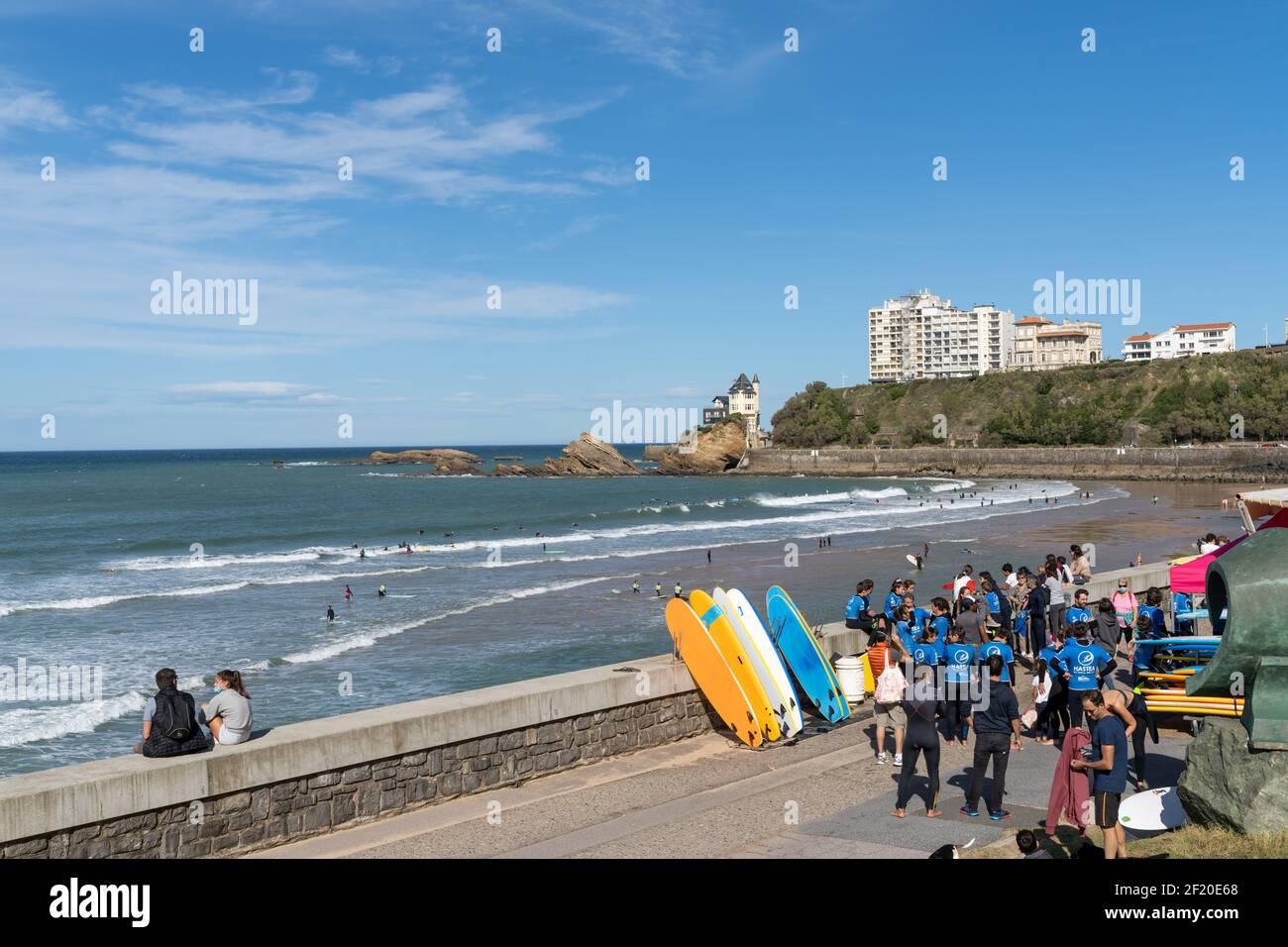 Giovani studenti di surf si preparano per lezioni di surf sulla spiaggia A Biarritz Foto Stock