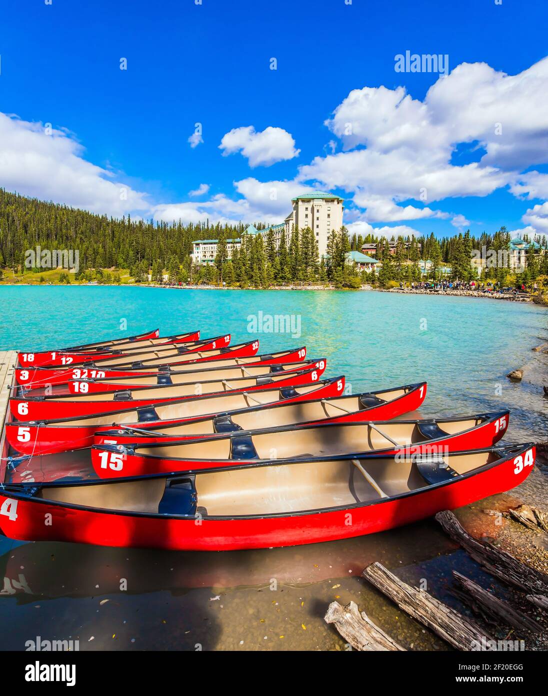 Canoe rosse sono ormeggiate alla costa Foto Stock