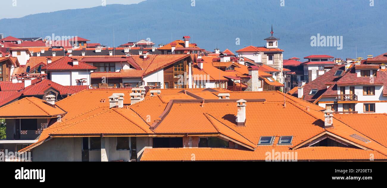 Case in legno chalet e panorama estivo montagne nella stazione sciistica bulgara Bansko, Bulgaria Foto Stock