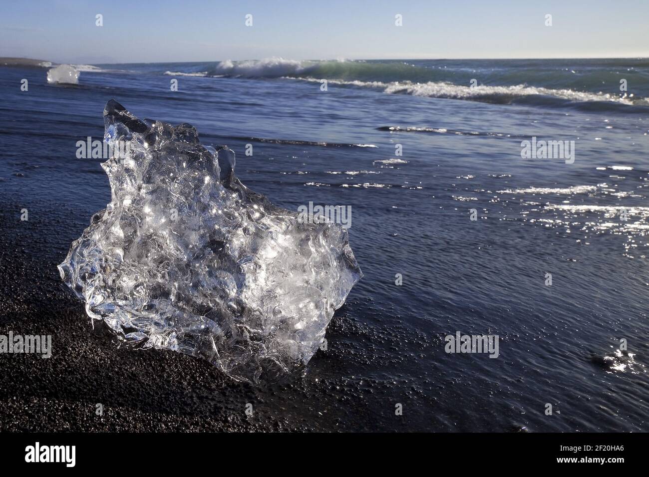 Ghiacciaio ghiaccio su spiaggia nera con surf, Breidarmerkursandur, JoeklusÃ¡rlÃ³n, Islanda, Europa Foto Stock