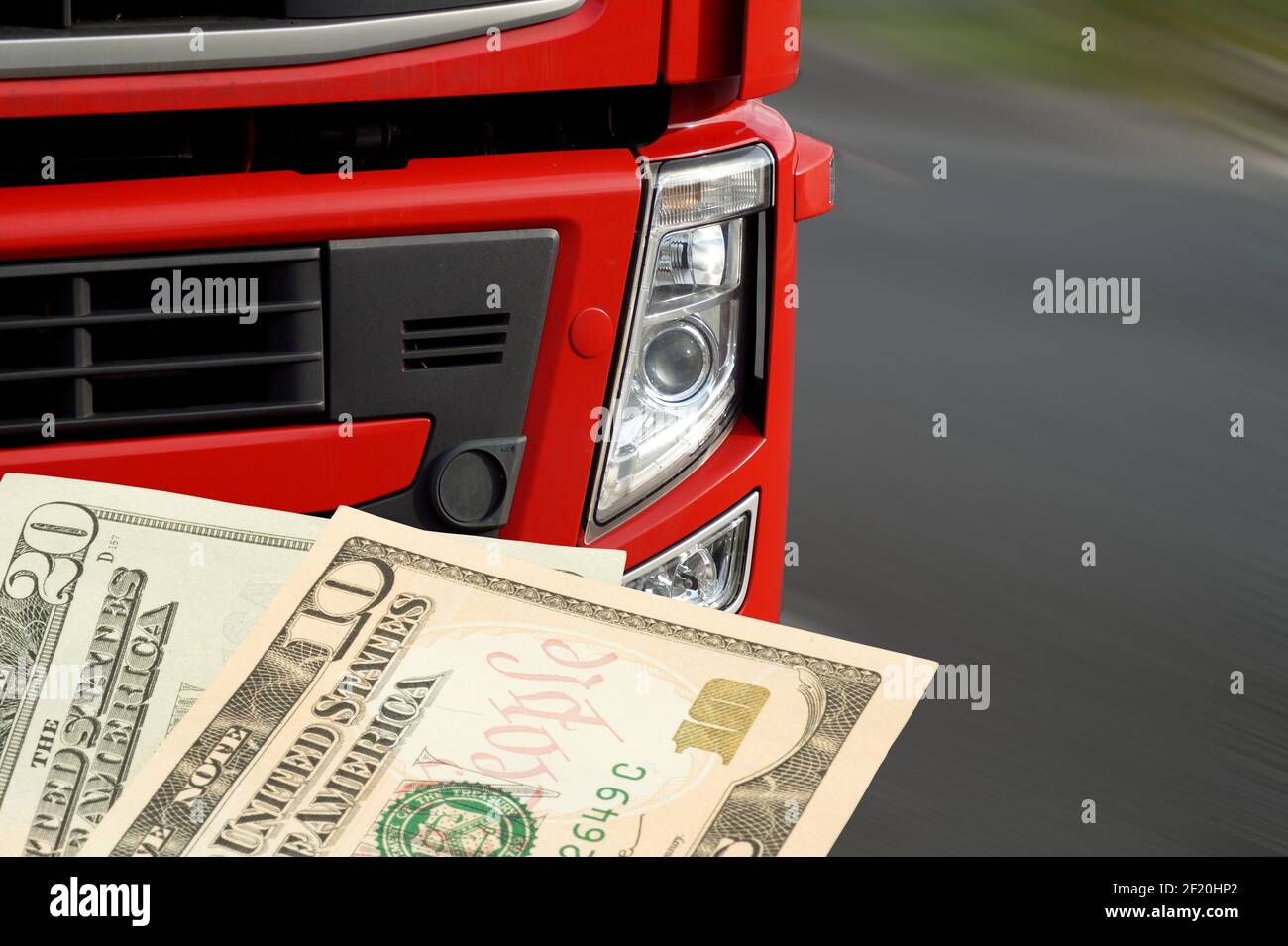 Un camion e le fatture del dollaro Foto Stock