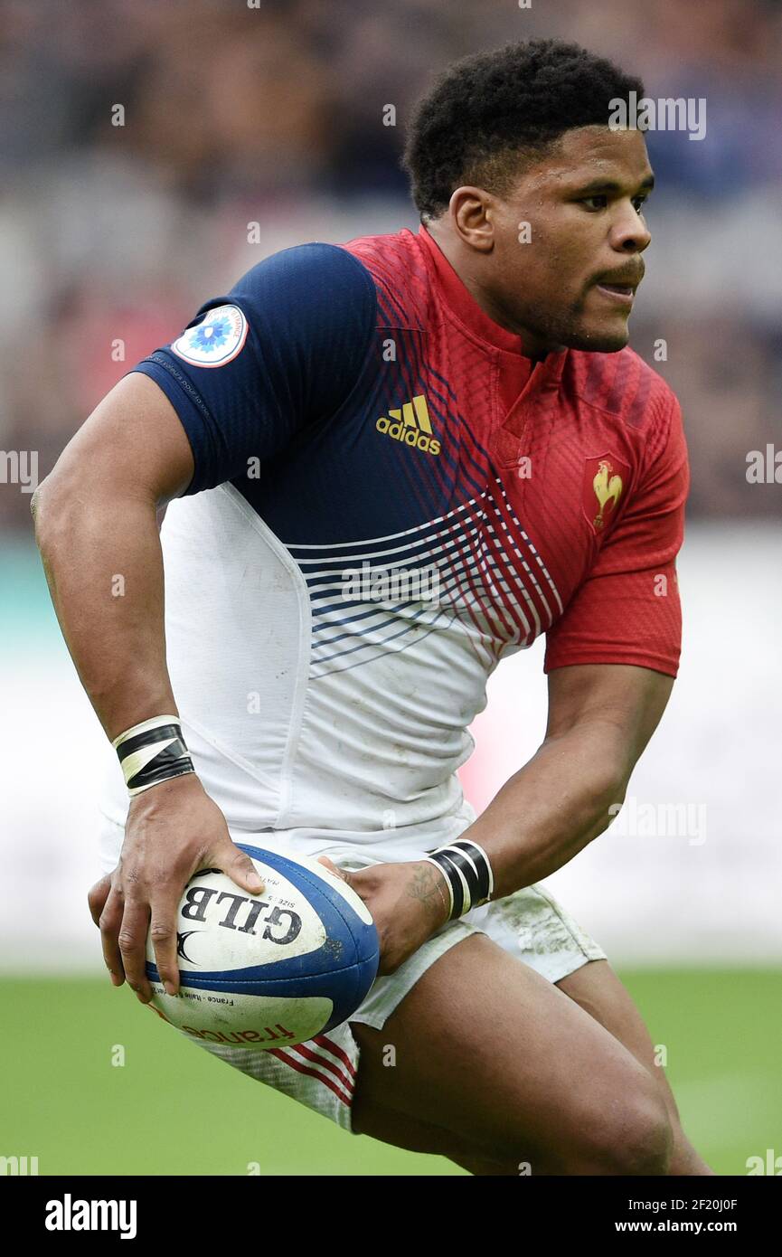 Il centro francese Jonathan Danty compete durante la RBS 6 Nazioni 2016  Rugby Union match tra Francia e Italia il 6 febbraio 2016 allo Stade de  France a Saint Denis vicino Parigi,