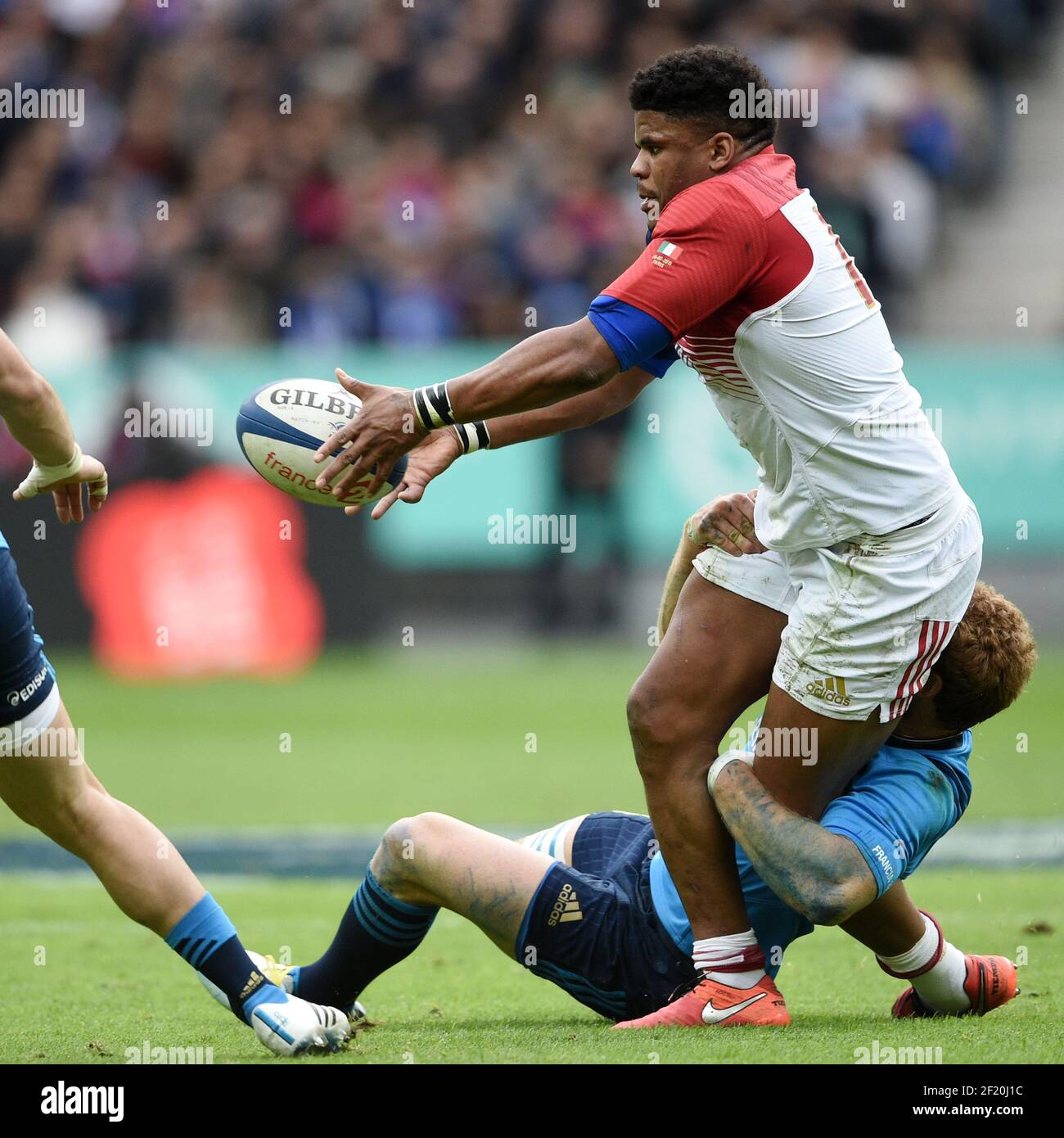 Il centro francese Jonathan Danty compete durante la RBS 6 Nazioni 2016  Rugby Union match tra Francia e Italia il 6 febbraio 2016 allo Stade de  France a Saint Denis vicino Parigi,