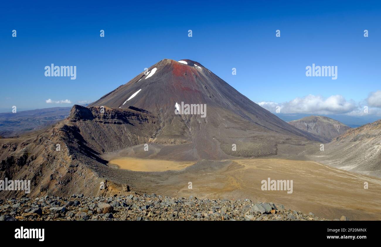 Monte Ngauruhoe (Monte Doom) nel parco nazionale di Tongariro, Nuova Zelanda, contro il croccante cielo mattutino. Foto Stock