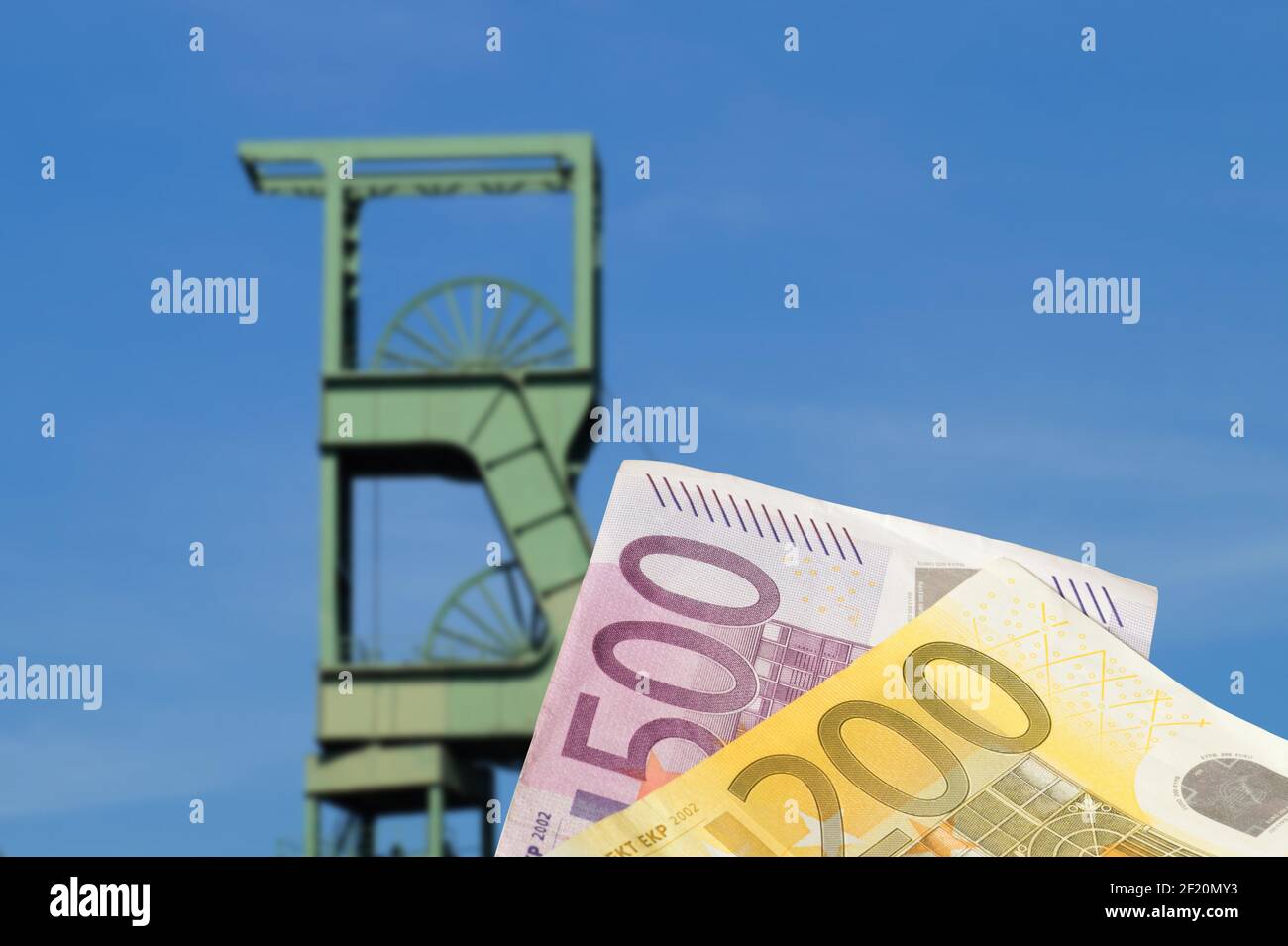 Banconote in euro e in miniera Foto Stock
