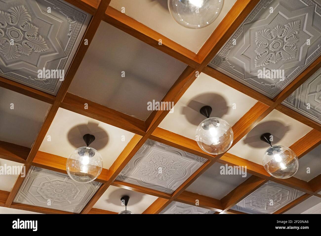 Design degli interni e decorazioni a soffitto decorate con gesso di stile Tailandese Lavagna bianca, telaio in legno e lampade da soffitto a forma di sfera Foto Stock
