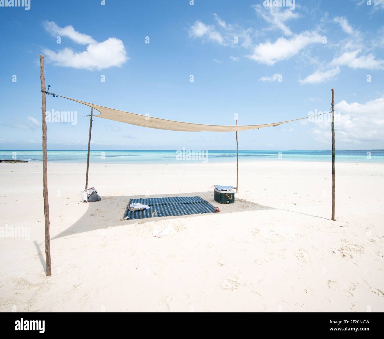 Posto perfetto sotto l'ombra sulla bellissima spiaggia Foto Stock