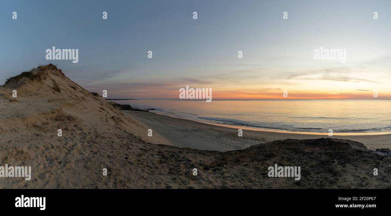 Una costa selvaggia e l'oceano con grandi dune di sabbia a. alba Foto Stock