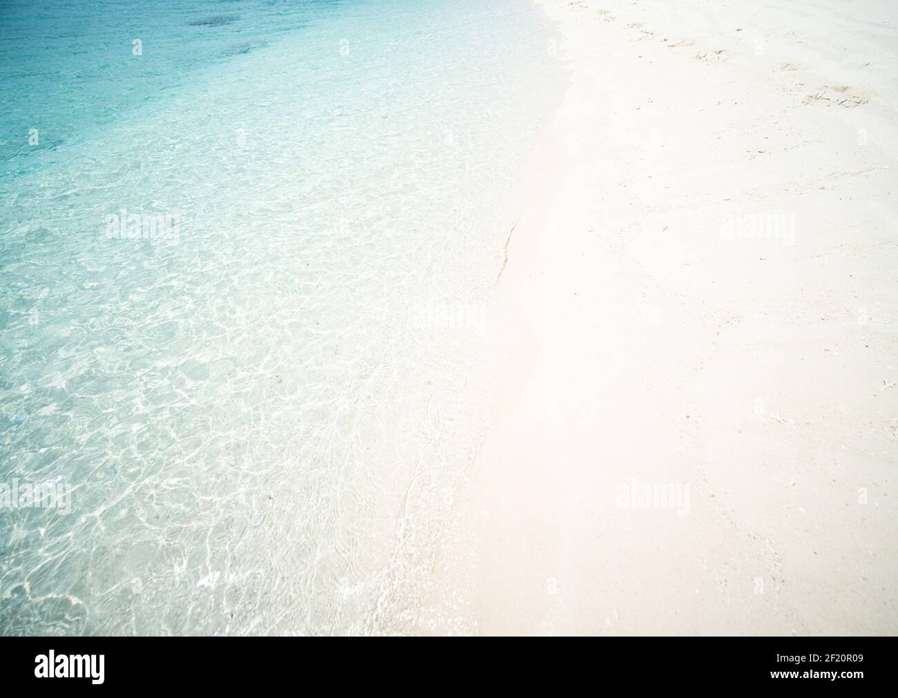 Bella spiaggia tropicale di sabbia bianca e mare Foto Stock