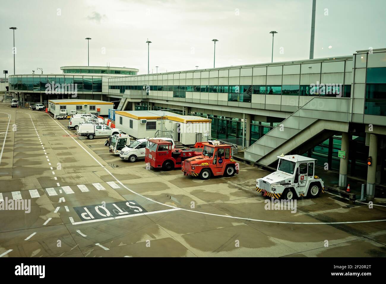 Aeroporto di Brisbane, Queensland, Australia - Marzo 2021: Tutti i veicoli necessari per gestire un trafficato terminal aeroportuale nazionale Foto Stock