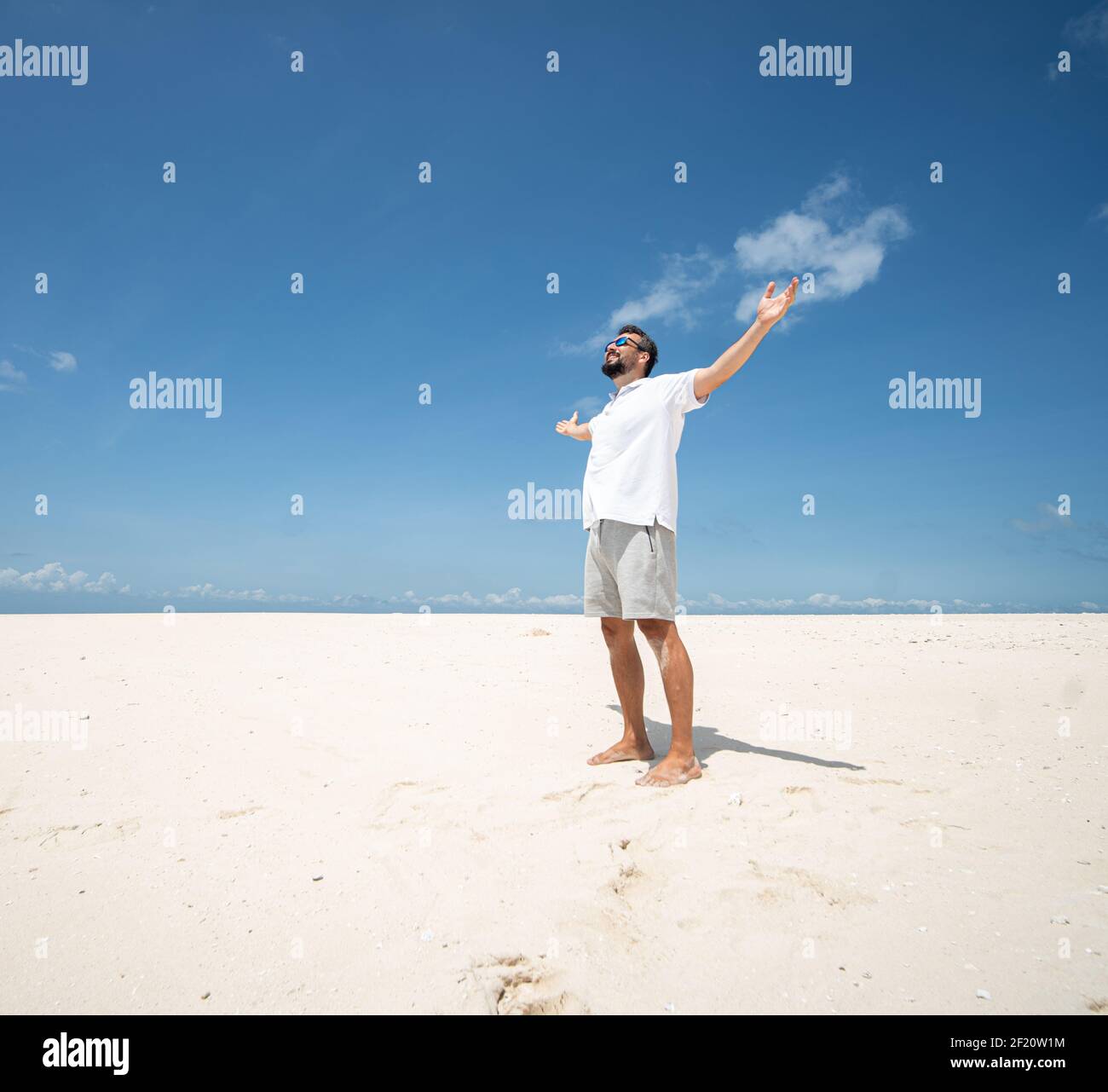 Un uomo si gode di una bellissima spiaggia tropicale Foto Stock