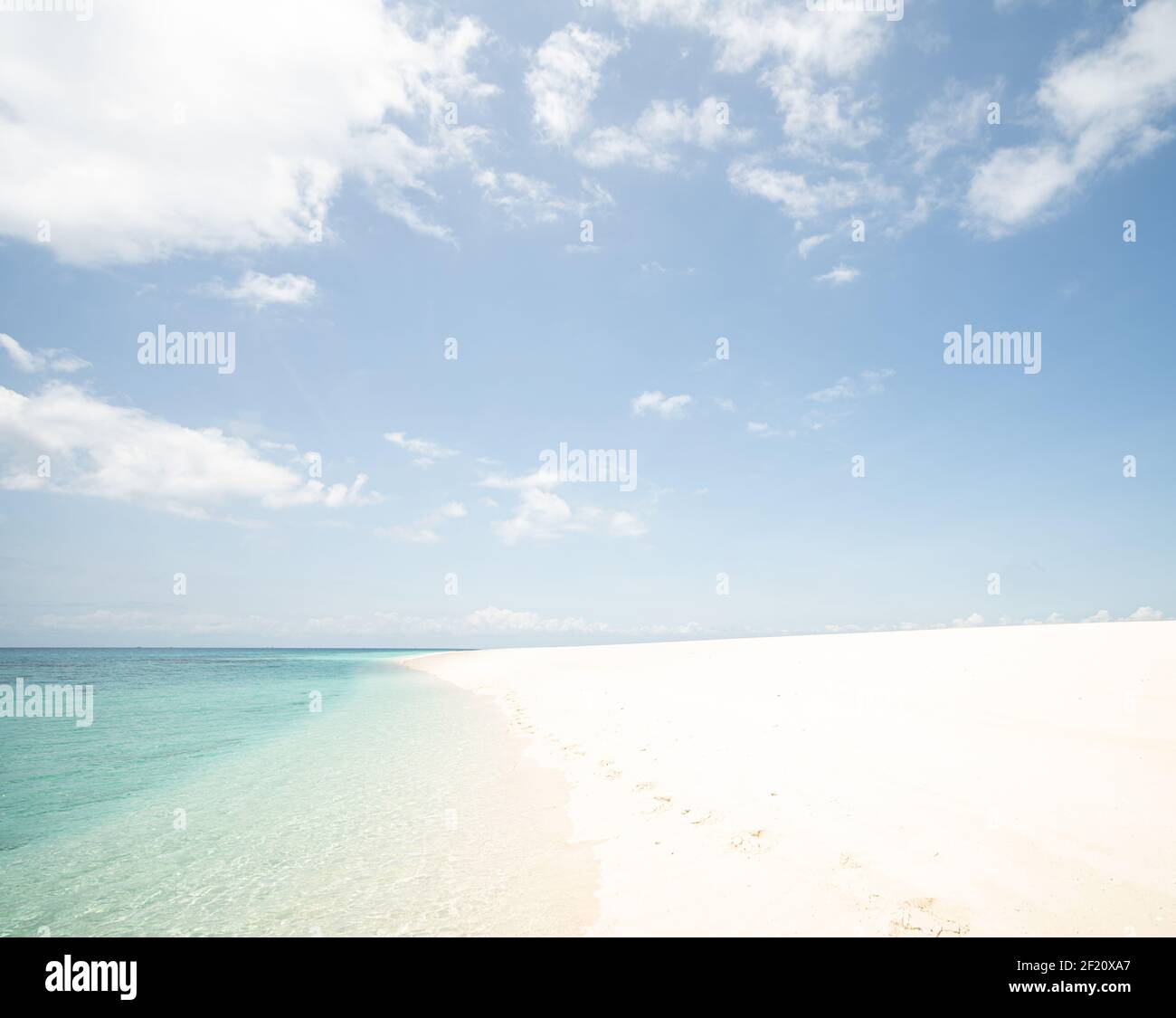 Bella spiaggia tropicale di sabbia bianca e mare Foto Stock