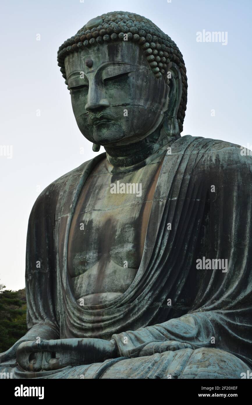 Un colpo verticale del famoso Buddha di Kamakura in Giappone Foto Stock