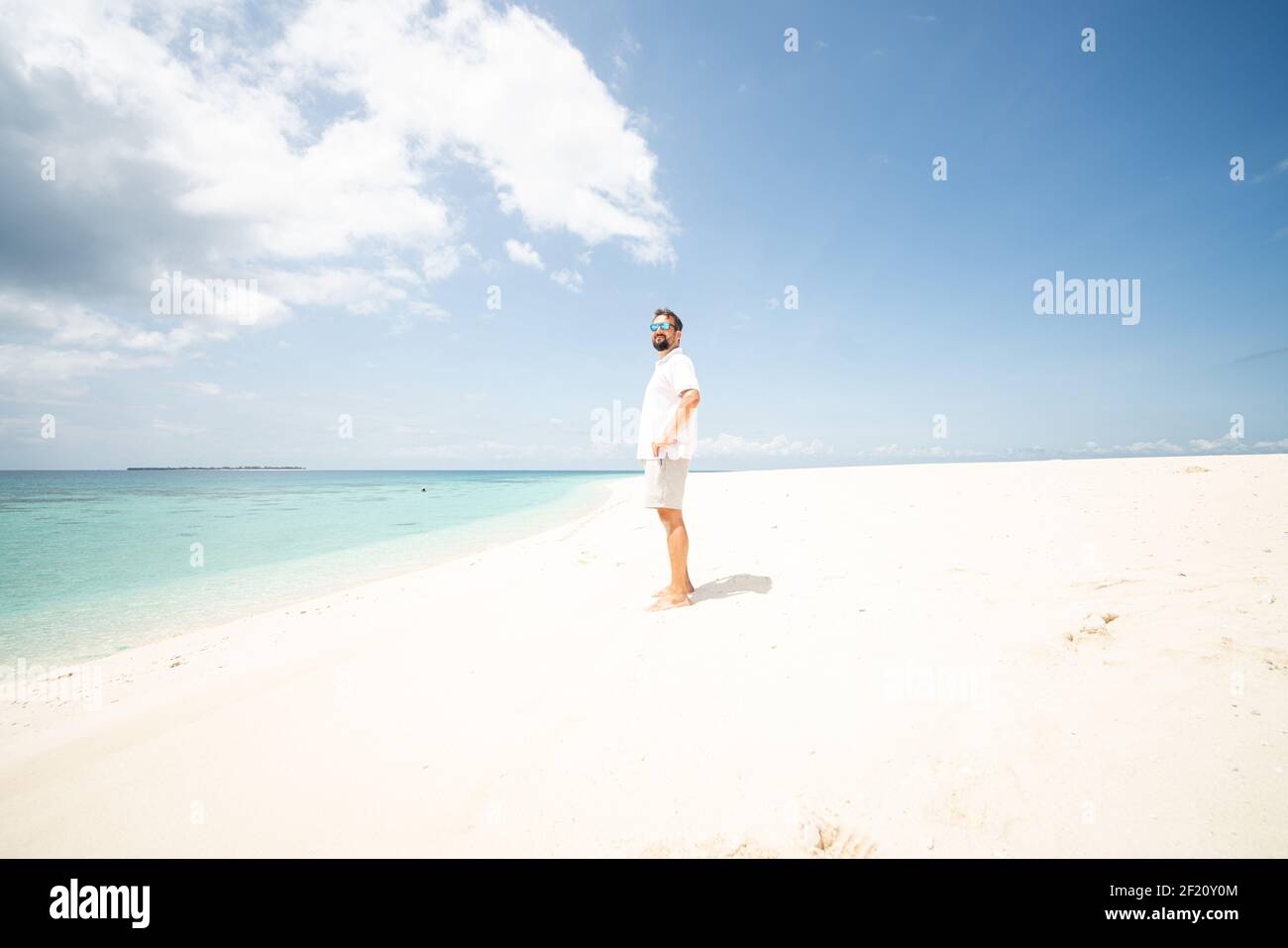 Un uomo si gode di una bellissima spiaggia tropicale Foto Stock