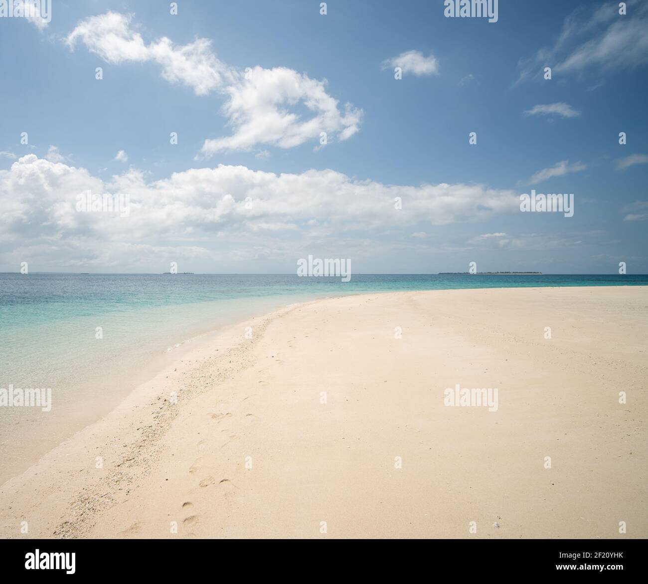 Bella spiaggia tropicale di sabbia bianca e mare Foto Stock