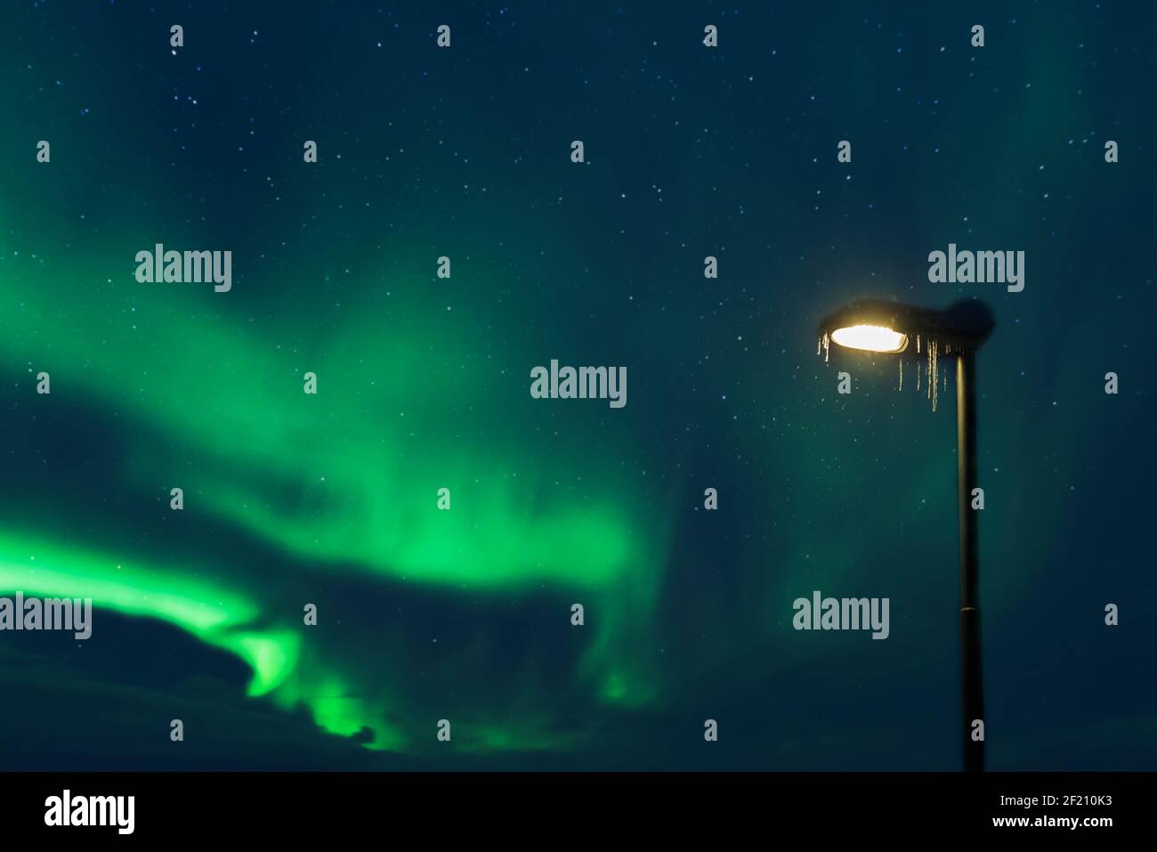 Lampione stradale e aurora boreale Foto Stock